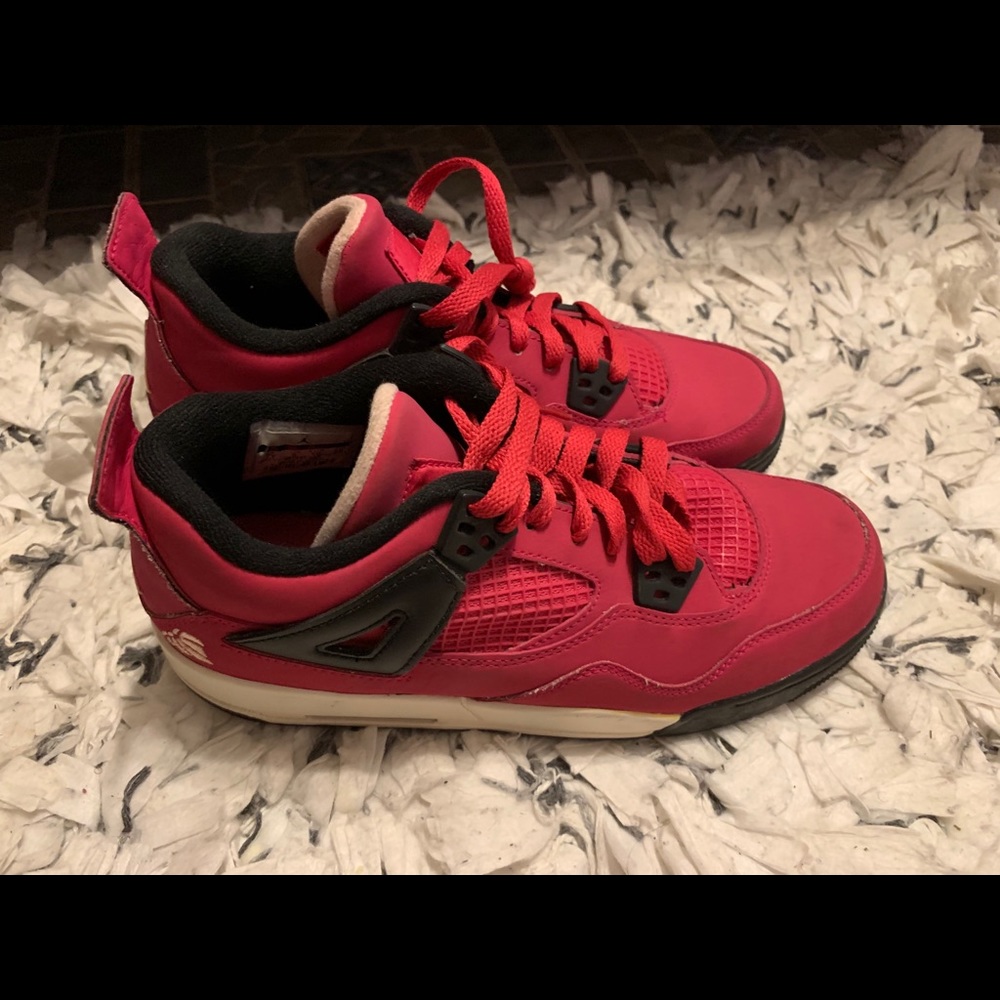 Jordan Retro Valentines Cherry 4’s